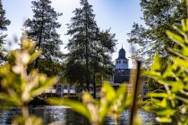 Zentrumsnah - Der Volkspark liegt zwischen Bahnhof und Fußgängerzone und ist leicht erreichbar. Von hier kannst Du die Jesus-Christus-Kirche sehen. • © ummeteck.de - Silke Schön