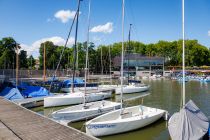 Bilder Aasee Münster - Gern wird der langgezogene See für Bootsfahrten und zum chillen am Ufer oder joggen im umliegenden Park genutzt.  • © ummeteck.de - Christian Schön
