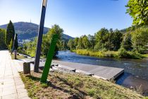 Sitzen und genießen - Die Waterkant ist ein beliebter Veranstaltungsort. Die Lennepromenade und die Waterkant war Teil des Projektes "Lenneschiene" im Rahmen des Strukturförderprogammes Regionale 2013.  • © ummeteck.de - Silke Schön