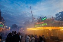 Kirmes Sim Jü 2022 - Werne - Im Hintergrund der Airborne. Nebeleffekte waren auf der ganzen Kirmes zu sehen. • © ummeteck.de - Christian Schön