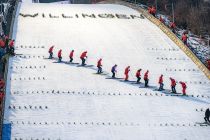Viele Menschen sind wochenlang vorher beschäftigt, um alles für den Skisprung-Weltcup zu präparieren. Dieses Bild haben wir beim Weltcup 2020 aufgenommen. • © ummeteck.de - Christian Schön