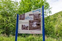 Versunkenes Tal Biggesee - Ein Schild an der Waldenburger Bucht am Biggesee, welches über das versunkene Tal erzählt. Dem Bau der Talsperre musste einige Häuser und Ortschaften weichen. • © ummeteck.de - Silke Schön