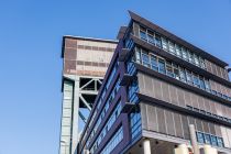 Hammerkopfturm der Zeche Minister Stein - Dortmund - Bilder - Auffällig ist der geschlossene Raum am oberen Ende des Stahlgerüsts, in dem sich die beiden Fördermaschinen befanden (jetzt Büros).  • © ummeteck.de - Christian Schön