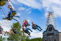 Big Wheel mit Secret Stage im Fort Fun - Hier noch ein Foto aus dem Jahr 2017. Links im Vordergrund das Kettenkarussell, hinten rechts das Riesenrad und vorne rechts das Secret Stage of Horror, eine Geisterbahn, welche 2018 geschlossen wurde.  • © ummeteck.de - Christian Schön