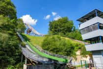 Zwei kleinere Schanzen ermöglichen den jungen Sportlern, ihre Fähigkeiten langsam aufzubauen. Im Bild rechts der Richterturm für Wettkämpfe, links die K 37.  • © ummeteck.de - Christian Schön