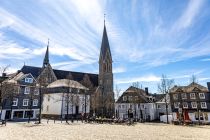 Pfarrkirche Olpe - So sieht die neugotische Kirche vom Marktplatz gesehen aus. Sie ist wirklich nicht zu verfehlen. • © ummeteck.de - Silke Schön