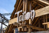 Achterbahn Taron - Phantasialand in Brühl - Taron liegt in der gelungenen Themenwelt Klugheim, eine mittelalterlich anmutende Welt im Phantasialand. • © ummeteck.de - Christian Schön