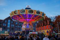 Wendlers Kettenflieger - Kirmes Wellenflug - Der Kettenflieger von Wendler sieht abends toll aus. • © ummeteck.de - Christian Schön