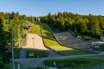 Beginnen wir im Sommer. Das ist die Schanzenanlage in Willingen. Die Mühlenkopfschanze ist die größte Skisprungschanze der Welt. • © ummeteck.de - Christian Schön