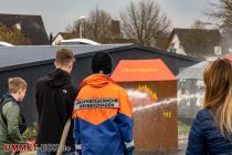 Die Feuerwehr mit ihrer Jugendfeuerwehr bot echtes Löschfeeling an. • © ummet-eck.de - Christian Schön