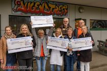 Je 600 € erhielten die Kita St. Christophorus, der Jugendtreff Valbert, die Evangelische Kita sowie der Förderverein der Ebbeschule vom Verein Gemeinsam für Valbert e.V. Das Geld wurde auf dem Weihnachtsmarkt 2022 in Valbert gesammelt - nun fand die Übergabe statt. • © ummet-eck.de - Christian Schön