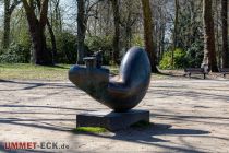 Kunst im Fredenbaumpark. Diesen weiblichen Bronzetorso hat Enrique Asensivio 1979 geschaffen, hier leider nur von hinten zu sehen (<a href="https://www.dortmund.de/de/freizeit_und_kultur/museen/kior/alle_kunstwerke/detail_514589.html" target="_blank">mehr Infos</a>). • © ummet-eck.de - Silke Schön