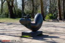 Kunstwerk im Fredenbaumpark - Torso - Dortmund - Kunst im Fredenbaumpark. Diesen weiblichen Bronzetorso hat Enrique Asensivio 1979 geschaffen, hier leider nur von hinten zu sehen (<a href="https://www.dortmund.de/de/freizeit_und_kultur/museen/kior/alle_kunstwerke/detail_514589.html" target="_blank">mehr Infos</a>). • © ummet-eck.de - Silke Schön