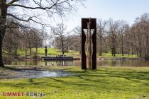 Fredenbaumpark -Königskinder - Dortmund - Bilder - Dieses Kunstwerk steht am westlichen, kleineren See. Es heißt <i>Königskinder</i> und stammt von Michael Odenwaeller, der sie 2009 erschuf. Eine weibliche und eine männliche Silhouette stehen sich gegenüber, zwischen sich der See.  • © ummet-eck.de - Silke Schön