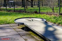 Inmitten der baumverwöhnten Umgebung macht das Spielen auf den Eternit-Bahnen viel Spaß.  • © ummet-eck.de - Silke Schön