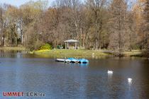 Der östliche, größere See im Fredenbaumpark in Dortmund bietet neben zahlreichen Sitzgelegenheiten auch einen Bootsverleih.  • © ummet-eck.de - Silke Schön