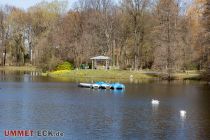 See mit Bootsverleih im Fredenbaumpark - Dortmund - Bilder - Der östliche, größere See im Fredenbaumpark in Dortmund bietet neben zahlreichen Sitzgelegenheiten auch einen Bootsverleih.  • © ummet-eck.de - Silke Schön