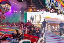 MusikExpress (Schoeneseifen) - Kölner Frühlingsvolksfest 2023 - Da ist der Kölner Dom im Hintergrund. • © ummet-eck.de - Christian Schön