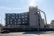 Nur noch die letzte Ecke - Aus dieser Perspektive erkennt man, dass die Reste nur noch die äußerste Ecke des Gebäudes darstellen. In etwa zwei Wochen wird das komplette Gebäude dann gänzlich verschwunden sein. • © ummet-eck.de / christian schön