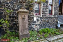 Burg Altena - Altena - Sauerland - Grabstein Zuccalmaglio - Neben dem Kräutergarten steht der Grabstein von Anton Wilhelm von Zuccalmaglio, der als Dichter und Volksliedforscher das Lied "Kein schöner Land in dieser Zeit" hervorbrachte. <b>Schon gewusst?</b> Das Geburtshaus von Zuccalmaglio steht in Waldbröl, direkt neben dem Zuccalmaglio-Platz mit dem Glockenspiel, welches das bekannte Lied anstimmt.  • © ummet-eck.de - Silke Schön