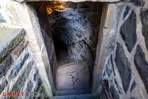 Steil geht es auf der Steintreppe hinab in das Kellergeschoss des Kapellengebäudes. • © ummet-eck.de - Silke Schön