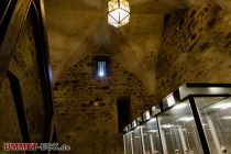 Burg Altena - Altena - Bilder Verlies - Oberhalb der beleuchteten Vitrine mit Folterwerkzeugen (zeigen wir mit Absicht nicht) gibt es eine hörenswerte virtuelle Darstellung eines Insassen, wie er sich wohl gefühlt haben mochte.  • © ummet-eck.de - Silke Schön