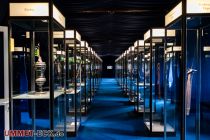 Dieser verdunkelte und in blau gehaltene Ausstellungsraum beschäftigt sich mit den typischen Redensarten, die auch heute noch im Sprachgebrauch sind.  • © ummet-eck.de - Silke Schön