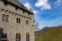 Bis Anfang des 20. Jahrhundert doch jemand kam, der die Burg wieder aufbauen ließ, was im Jahr 1914 abgeschlossen war. • © ummet-eck.de - Silke Schön