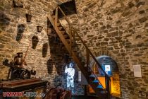 Burg Altena - Altena - Sauerland - Pulverturm - Mittels Pepper´s Ghost-Technik erfährst Du von diesem Altenaer Feuerwehrmann, wie schwierig (im Vergleich zu heute) die Brandbekämpfung früher war. • © ummet-eck.de - Silke Schön