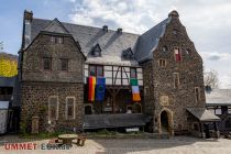 Alter Palas - Burg Altena - Altena - Im Alten Palas der Burg Altena gibt es ebenfalls eine Dauerausstellung zu sehen. Am Besuchstag war er mit Fahnen geschmückt, da hier die neue Partnerschaft des Märkischen Kreises  mit dem County Waterford in Irland besiegelt wurde.  • © ummet-eck.de - Silke Schön