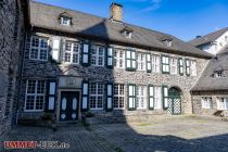 Altena - Burg Holtzbrinck - Bilder - Die Burg Holtzbrinck mitten in der Fußgängerzone ist ein altes Bürgerhaus und wird heute als Begegnungsstätte genutzt. Es gibt zum Beispiel ein Trauzimmer. • © ummet-eck.de - Silke Schön