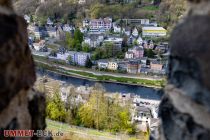 Altena - Ortsbilder - Sauerland - hr Wahrzeichen ist die Burg Altena aus dem 12. Jahrhundert, welche hoch über der Lenne thront. Diesen Blick auf Altena hast Du aus einem Turm der Burg. • © ummet-eck.de - Silke Schön