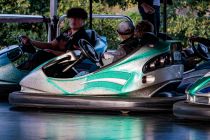 Autoscooter Formel 1 (Lütge-Hedtmann) - Kirmes - Bilder 2023 - Die Autos sind von Bertazzon, Typ Sydney. • © ummet-eck.de / kirmesecke.de