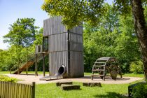 Die Kinder freuen sich über den Technik-Spielplatz "Kleine Luise", der nur wenige Meter von der Luisenhütte entfernt liegt. Der sechs Meter hohe Turm ist der Hochofenanlage nachempfunden. • © ummet-eck.de - Schön