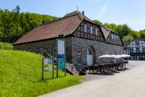 Gegenüber der Luisenhütte befindet sich die Hüttenschänke, welche Snacks, Kaffee und Kuchen bietet.  • © ummet-eck.de - Schön