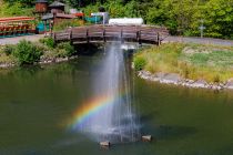 Regenbogen im Fort Fun - Wasserfontänen mit Regenbogen... Das Fort Fun Abenteuerland liegt sehr ländlich und ist umgeben von viel Wald und Natur. • © ummeteck.de - Christian Schön