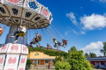 Ein Kettenkarussell -oder Wellenflieger- darf nicht fehlen im Fort Fun. Es ist eine der ersten Attraktionen, die Du nach dem Eintritt siehst. • © ummeteck.de - Christian Schön