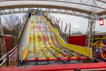 Kirmes 2023 Bielefeld - Bilder - Mehrere Bahnen nebeneinander gibt es auf der Riesenrutsche Happy Slide. • © ummet-eck.de - Silke Schön