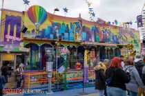 [:103034::Crystals City:] heißt das Laufgeschäft auf der BIE-happy Kirmes im Frühjahr 2023. • © ummet-eck.de - Silke Schön