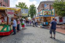 Bürgermarkt 2023 - Wittmund - Bilder - Viele Stände und Trödelangebote... • © ummet-eck.de - Silke Schön