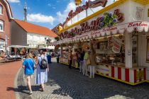 Bürgermarkt 2023 - Wittmund - Bilder - Neben vielen musikalischen Auftritten, einem großen Flohmarkt, Poetry Slam und einigen Partys gehören auch einige Kirmes-Fahrgeschäfte zum Program im "Pudding", auf dem Kirchplatz und dem Marktplatz.  • © ummet-eck.de - Silke Schön