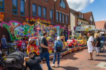 Bürgermarkt 2023 - Wittmund - Bilder - Für die Kinder gibt es ebenfalls ein Karussell. • © ummet-eck.de - Silke Schön