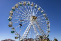 Riesenrad Caesars Wheel (Landwermann-Henschel) - Bilder 2023 - Aus den 26 offenen Gondeln hast Du eine wundarbare Aussicht auf das Kirmesgelände oder die Stadt. In eine Gondel passen maximal sechs Personen. • © ummet-eck.de / kirmesecke.de