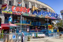 Hier haben wir den Chaos Airport auf dem Nürnberger Volksfest im Herbst 2023 gesehen, im Hintergrund die Kongresshalle. • © ummet-eck.de / kirmesecke.de