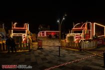 Coca Cola Trucks in Meinerzhagen - Dezember 2022 - Weiter geht´s mit Fotos im Dunkeln, aufgenommen am Aufbautag (3. Dezember 2022). • © ummeteck.de - Christian Schön