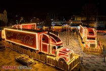 Coca Cola Weihnachtstrucks auf dem Otto-Fuchs-Platz - Ausblick vom "Aldi-Dach" (da ist natürlich schon lange kein Aldi mehr, aber viele kennen es noch unter dem Namen) auf den Otto-Fuchs-Platz mit den beleuchteten Coca Cola Weihnachtstrucks. • © ummeteck.de - Christian Schön