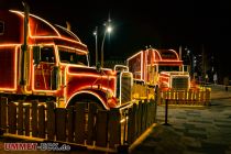 Coca Cola Weihnachtstrucks im Märkischen Kreis - Mit der Stadthalle im Hintergrund... • © ummeteck.de - Christian Schön