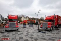 Coca Cola Weihnachtstrucks auf dem Otto-Fuchs-Platz - Der Otto-Fuchs-Platz ist voll mit den roten Trucks und deren Aufbauten. • © ummeteck.de - Christian Schön