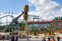 Cranger Kirmes 2023 - Herne - Bilder - Drei Riesen in einem Bild: Im Hintergrund die Alpina Bahn, in der Mitte der Airwolf und rechts noch einmal Escape. • © ummet-eck.de - Silke Schön