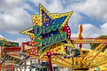 Disco Swing (Jörling) - Fahrgeschäft - Kirmes - Bilder 2023 - Hersteller der seit Jahrzehnten beliebten Familienattraktion ist die Firma Fähtz.

 • © ummet-eck.de - Silke Schön